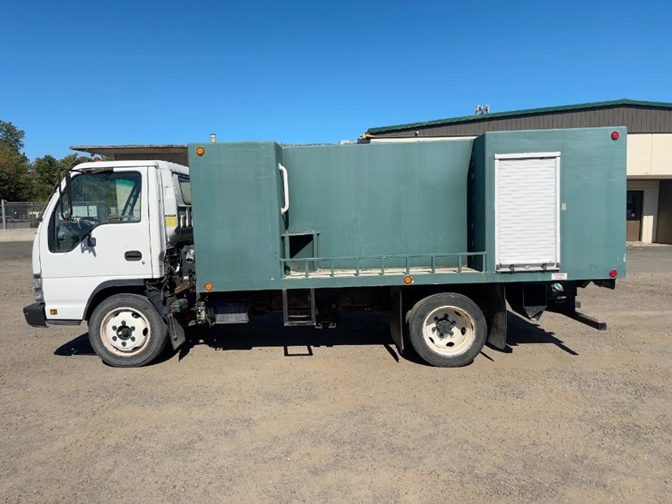 2006-isuzu-nqr-image-2