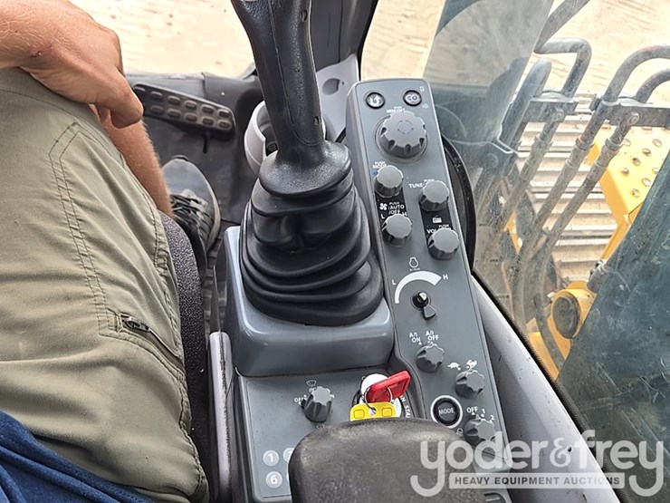 2022-deere-130g-image-60