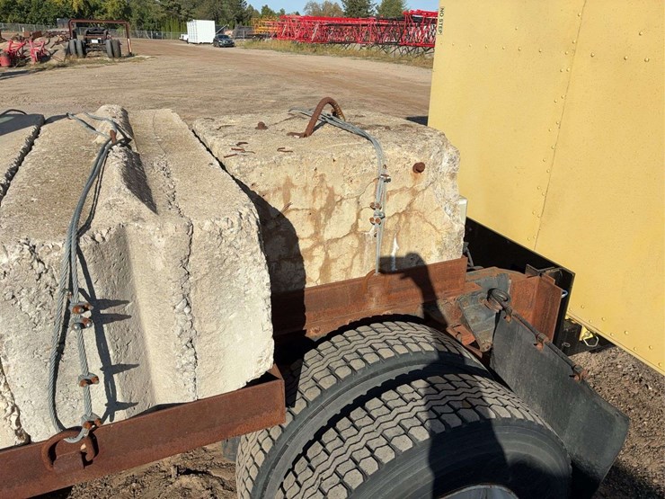 1997-ford-n-series-truck-with-truck-mounted-attenuator-(tma)-with-lindsay-barrier-systems-inc.-u-mad-cartridge-(crash-cushion)-image-8