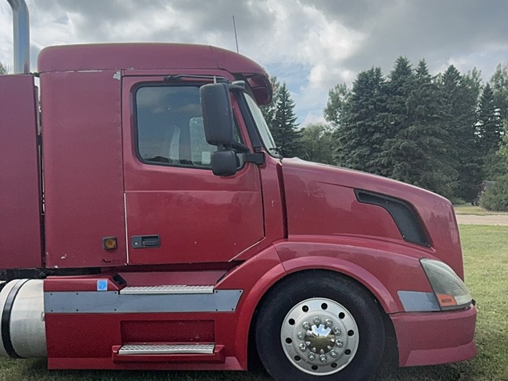 2004-volvo-day-cab-semi,-isx450-hpgm-volvo,-13-speed-manual,-22.5-tires-image-4