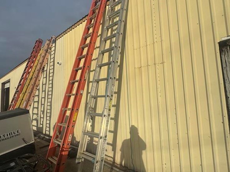 aluminum-32'-extension-ladders-image-1