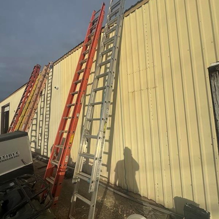 ALUMINUM 32' EXTENSION LADDERS
