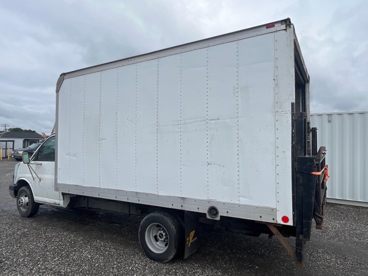 2004-gmc-14'-box-truck-image-2
