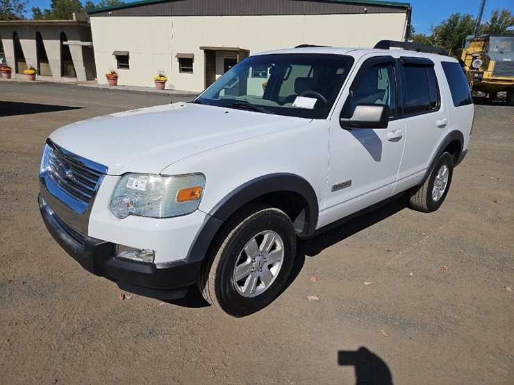 2007-ford-explorer-xlt-image-1