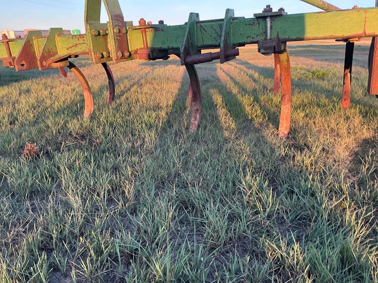 john-deere-chisel-plow-image-2