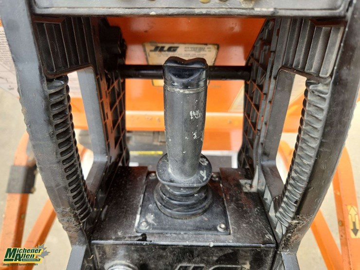 2005-jlg-1930es-image-11