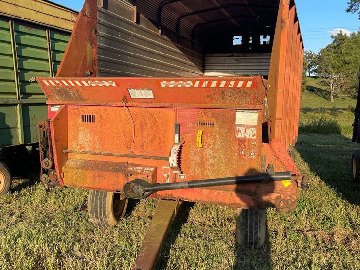 h&s-silage-box-on-knowles-tandem-running-gear-image-3