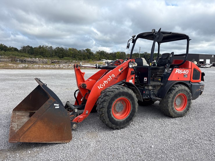 2021-kubota-r640-image-1