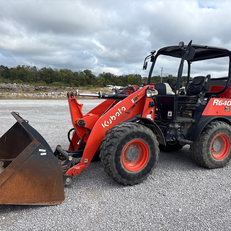 2021 KUBOTA R640