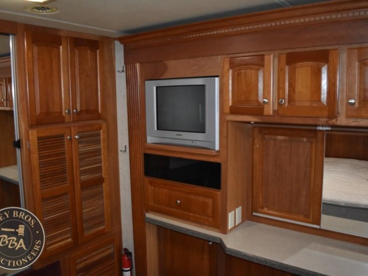 2006-thor-motor-coach-mandalay-40e-38083-image-83
