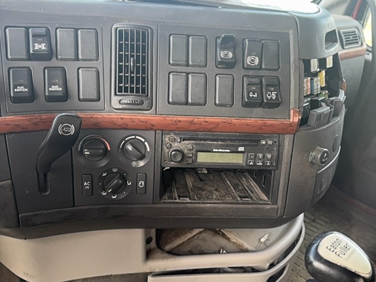 2004-volvo-day-cab-semi,-isx450-hpgm-volvo,-13-speed-manual,-22.5-tires-image-22