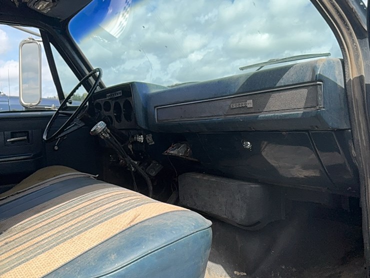 gmc-tandem-twin-screw-grain-truck,-live-bottom-box,-fuel-pincher-detroit-diesel,-tilt-back-hood,-5-speed-with-hi/lo-image-24