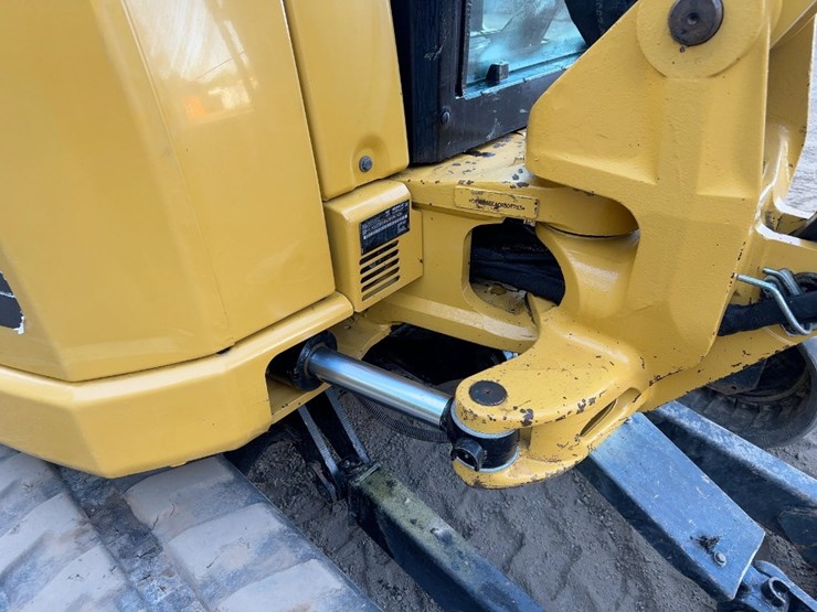 2018-caterpillar-305-image-18
