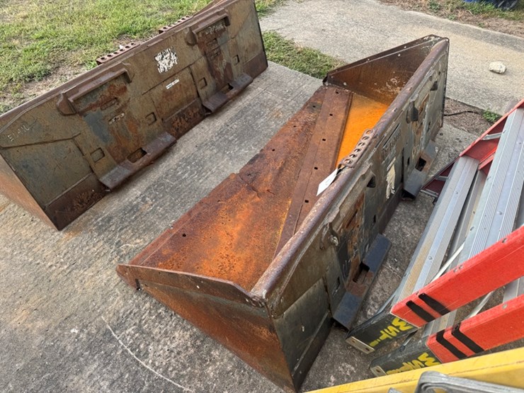 72-skid-steer-bucket-bucket-has-damage-to-bottom"-image-4