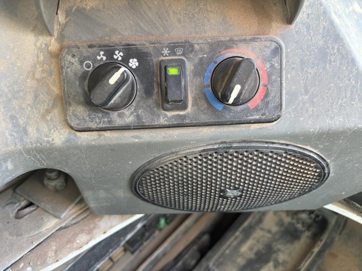 2022-bobcat-t870-image-33
