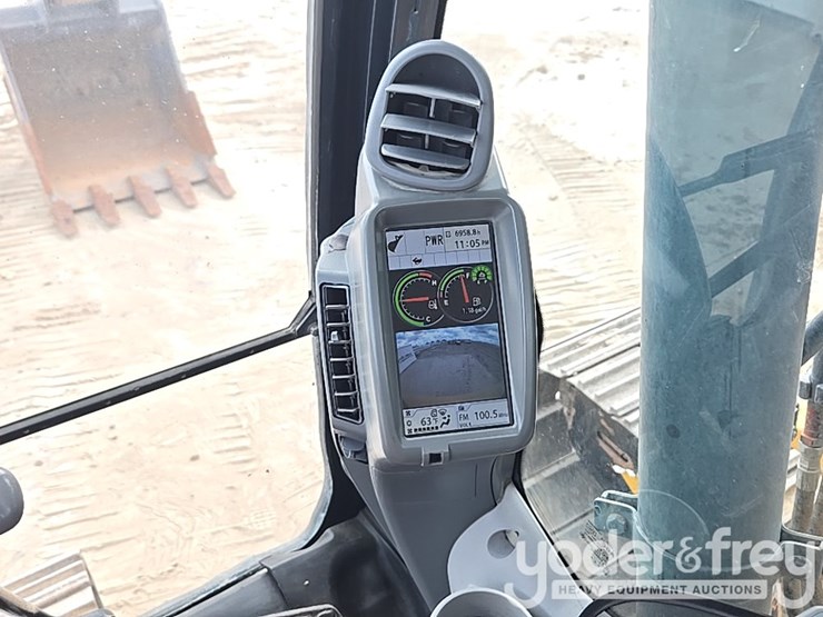 2022-deere-130g-image-63