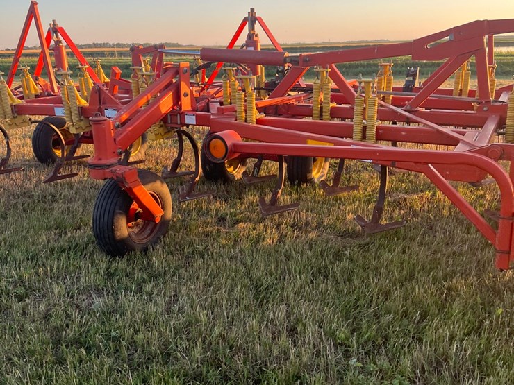 54’-bourgault-chisel,-12”-space,-heavy-harrows,-note:-hitch-slightly-bent-in-one-spot,-doesn’t-affect-performance-of-machine-as-hitch-is-floating.-image-3