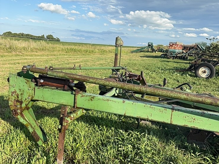 8-bottom-jd-plow,-hydraulic-shares-image-6