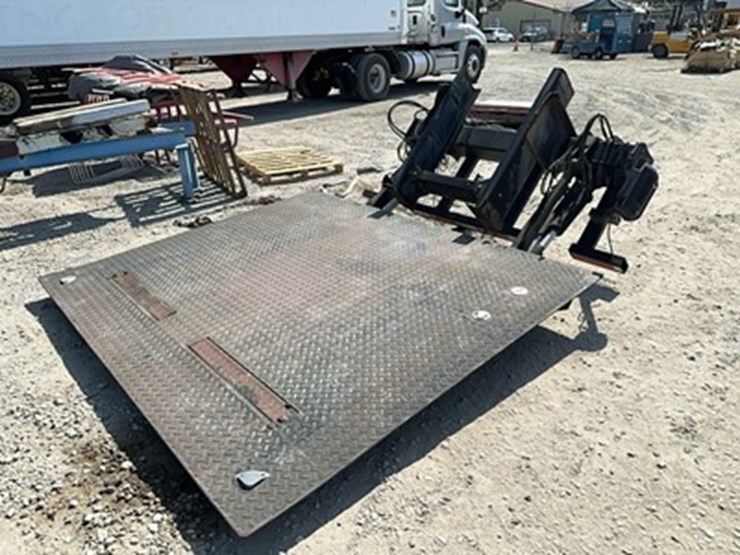 lot#-132-heavy-duty-lift-gate-image-1