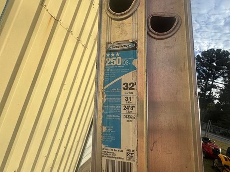 aluminum-32'-extension-ladders-image-3