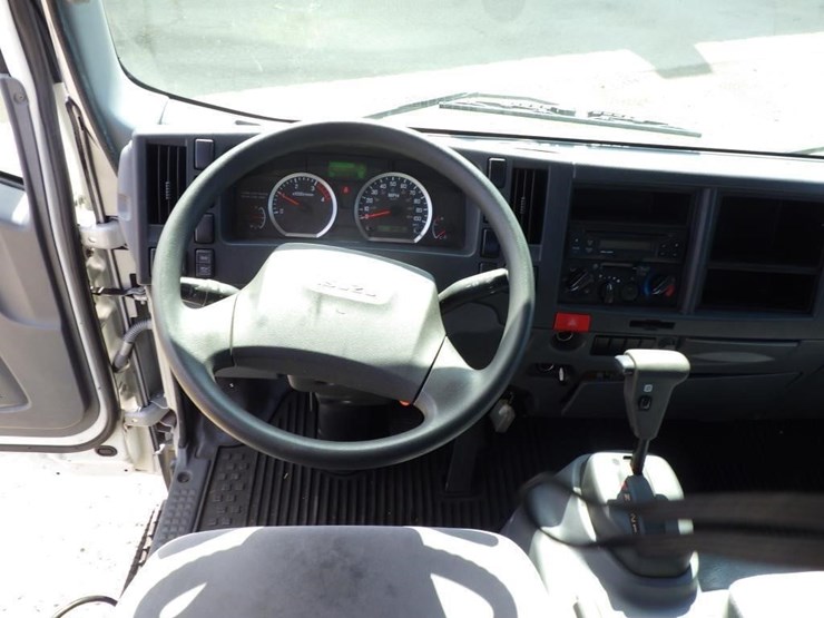 2018-isuzu-nqr-image-8