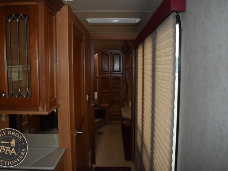 2006-thor-motor-coach-mandalay-40e-38083-image-71