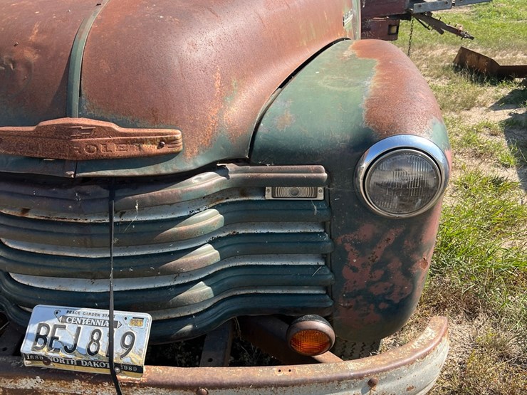 old-truck-from-early-50’s,-not-running-image-9