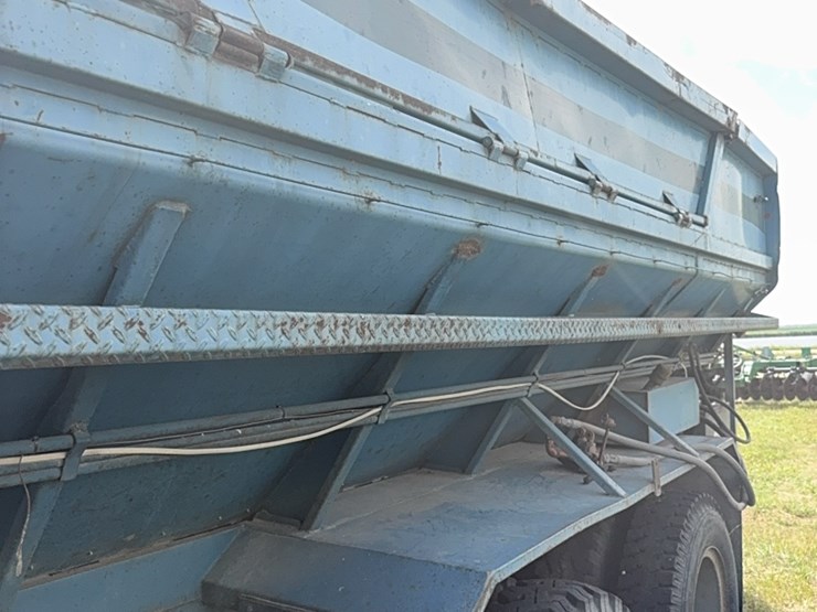 gmc-tandem-twin-screw-grain-truck,-live-bottom-box,-fuel-pincher-detroit-diesel,-tilt-back-hood,-5-speed-with-hi/lo-image-9