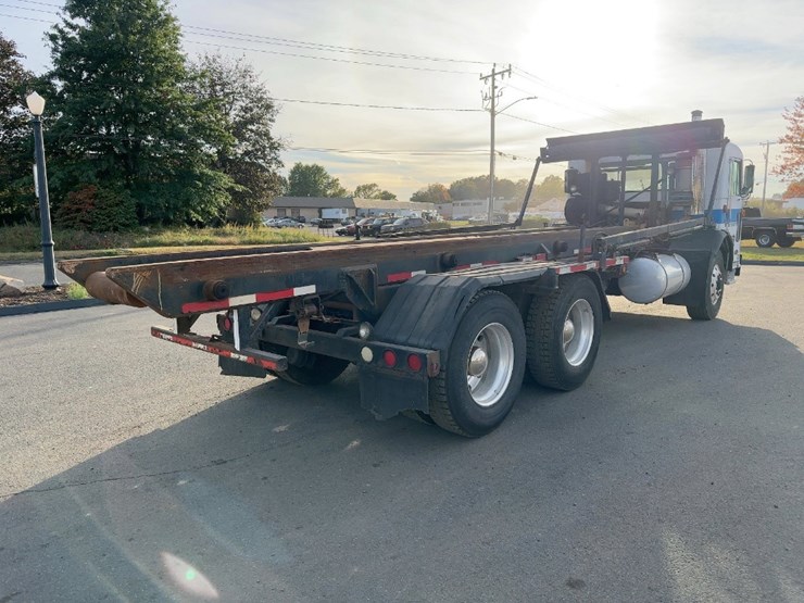 2002-peterbilt-320-image-5