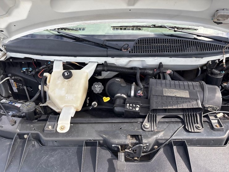 2011-gmc-savana-van-image-15