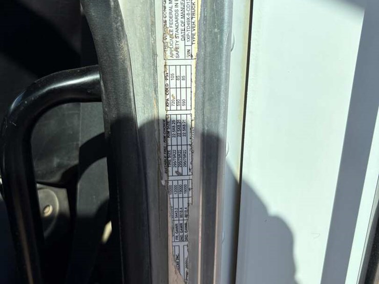 2012-peterbilt-367-image-11