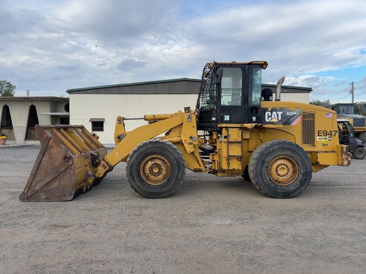 2011-caterpillar-938h-image-2