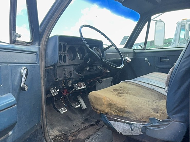 gmc-tandem-twin-screw-grain-truck,-live-bottom-box,-fuel-pincher-detroit-diesel,-tilt-back-hood,-5-speed-with-hi/lo-image-30