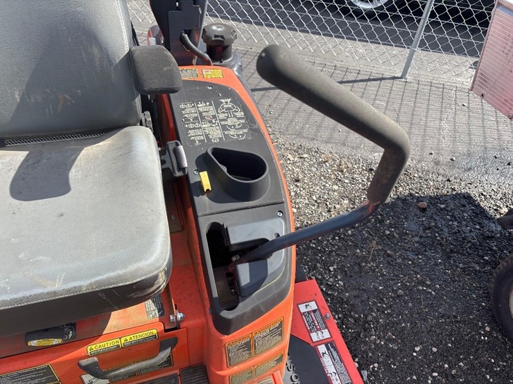2011-kubota-zg327-image-8