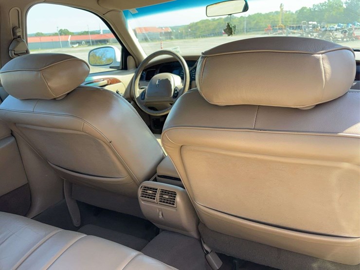 2000-lincoln-town-car-sedan-image-24