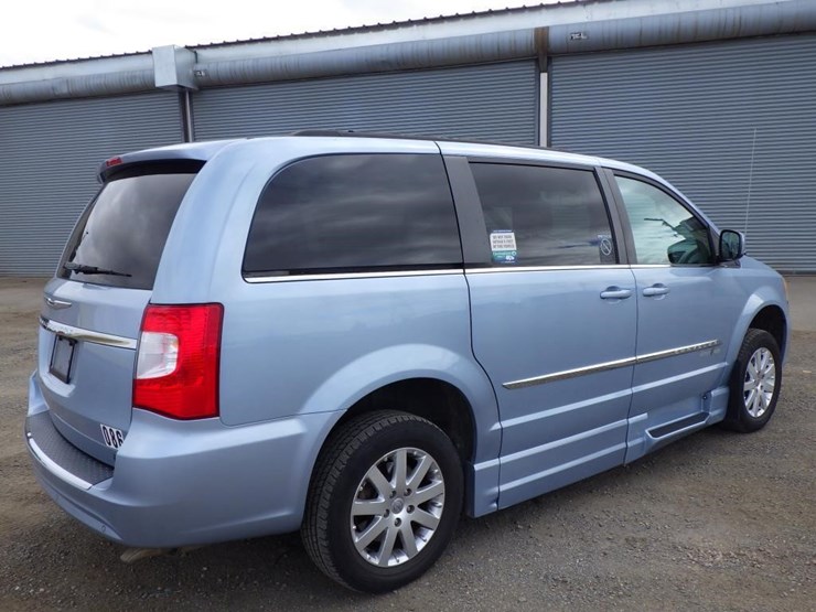 2013-chrysler-town-&-country-image-3