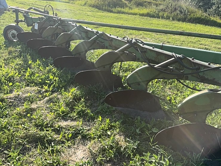 8-bottom-jd-plow,-hydraulic-shares-image-10