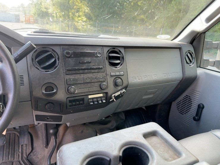 2012-ford-f550-xl-image-32