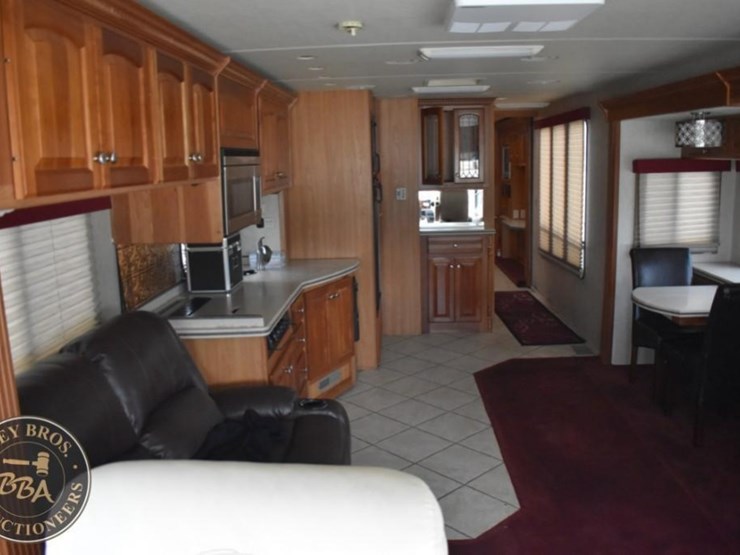 2006-thor-motor-coach-mandalay-40e-38083-image-55
