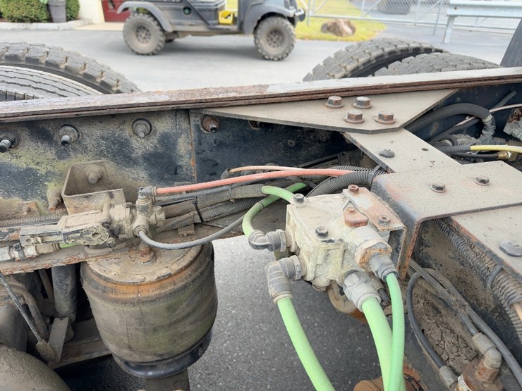 2014-caterpillar-ct660-image-18