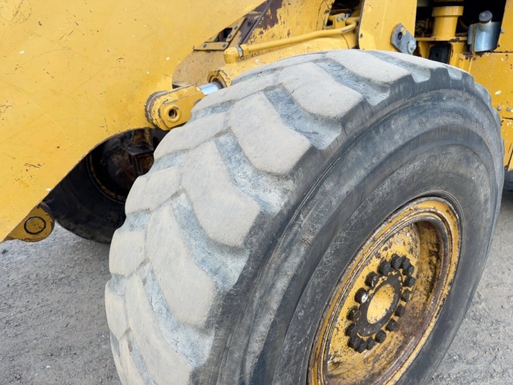 2011-caterpillar-938h-image-15