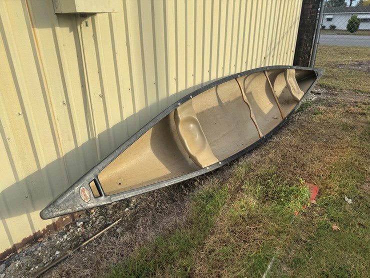 old-town-17'-fiberglass-canoe-image-3