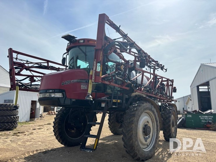 2011-case-ih-4420-sprayer-(dr12305-unit-472)-image-1
