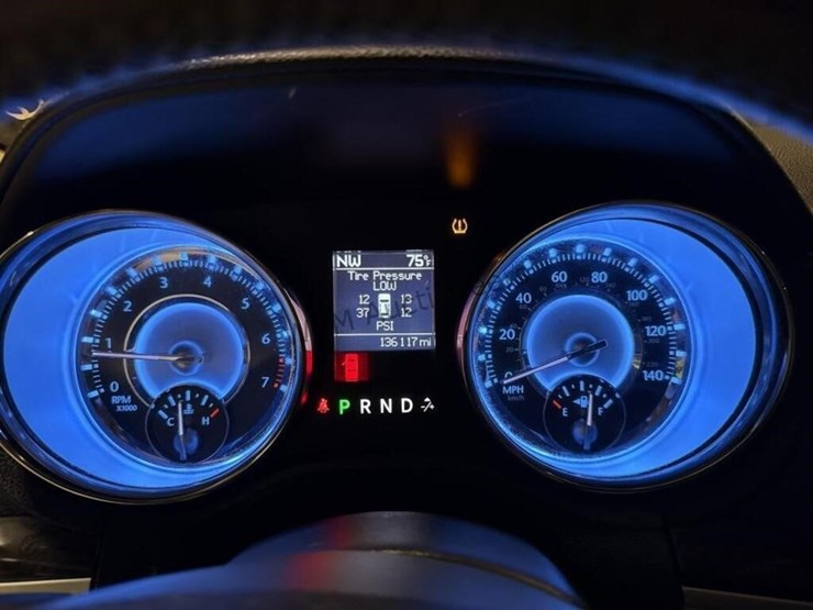 2011-chrysler-300-sdn-image-17