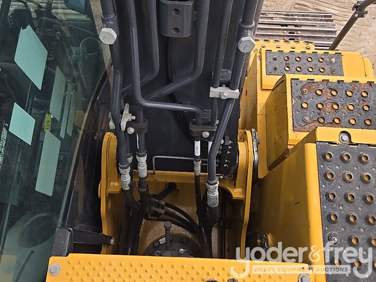 2022-deere-130g-image-56