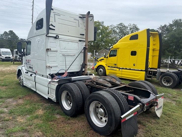 2013-volvo-vnl-sleeper---d13-diesel,-auto-trans-1,114,709-miles-showing---4v4nc9ejxdn565534-image-4