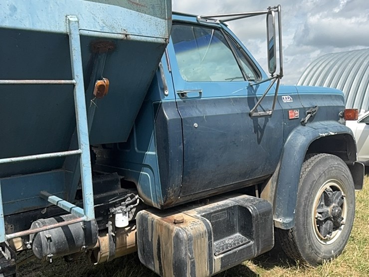 gmc-tandem-twin-screw-grain-truck,-live-bottom-box,-fuel-pincher-detroit-diesel,-tilt-back-hood,-5-speed-with-hi/lo-image-22