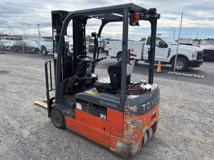 2020-toyota-8fbe20u-3000lb-electric-warehouse-forklift-image-3