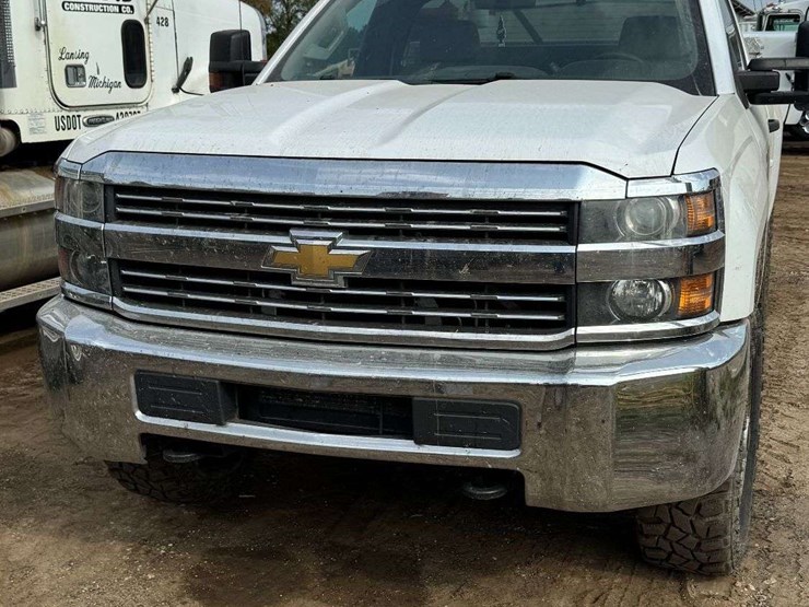 2015-chevy-silverado-3500hd-image-2