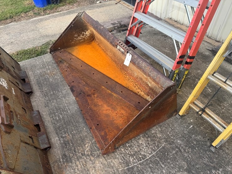 72-skid-steer-bucket-bucket-has-damage-to-bottom"-image-1